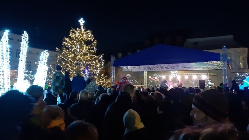 Ve Šternberku slavnostně rozsvítili vánoční strom